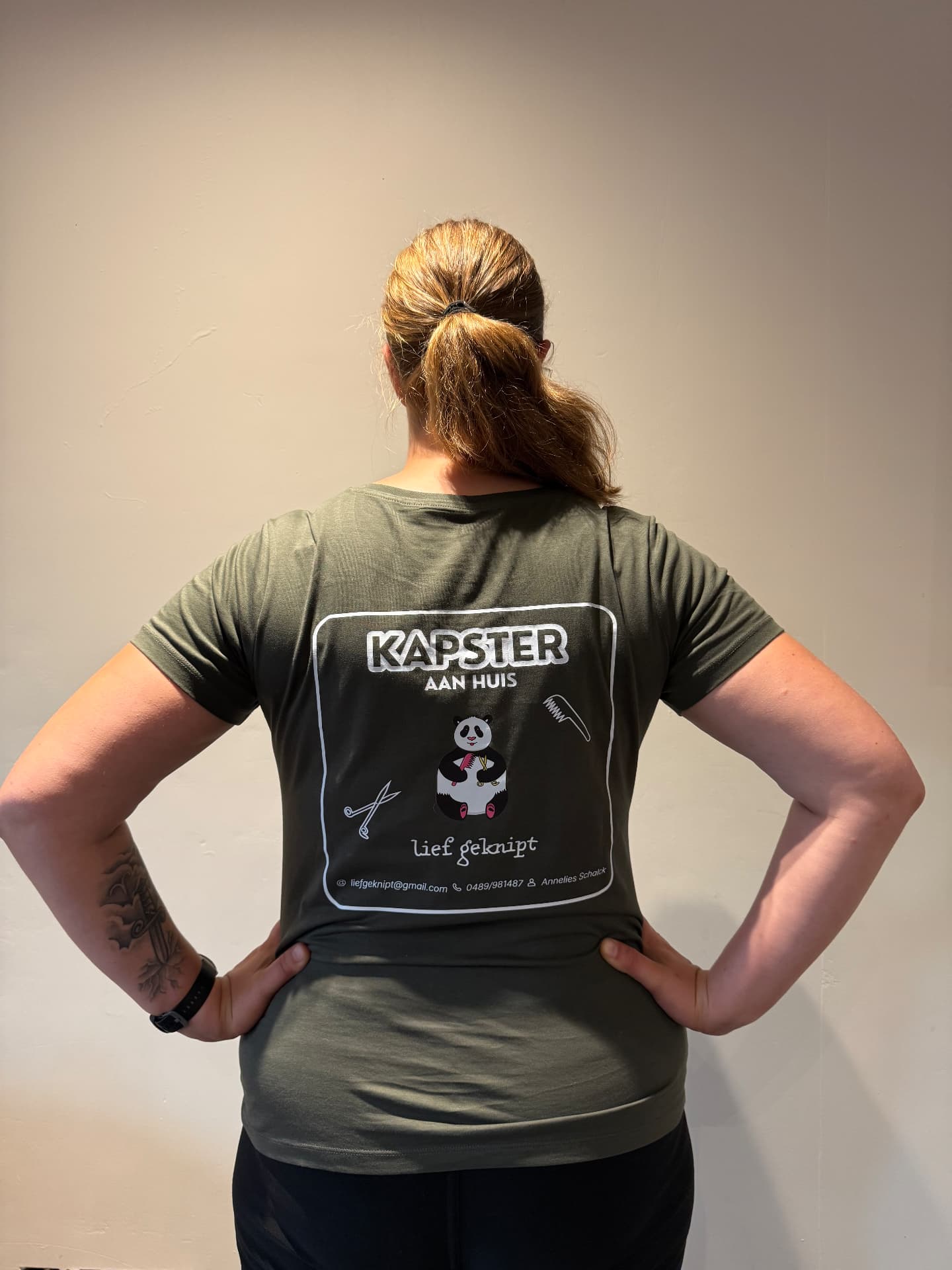 Brandingmateriaal: achterzijde van een T-shirt voor een kapster aan huis